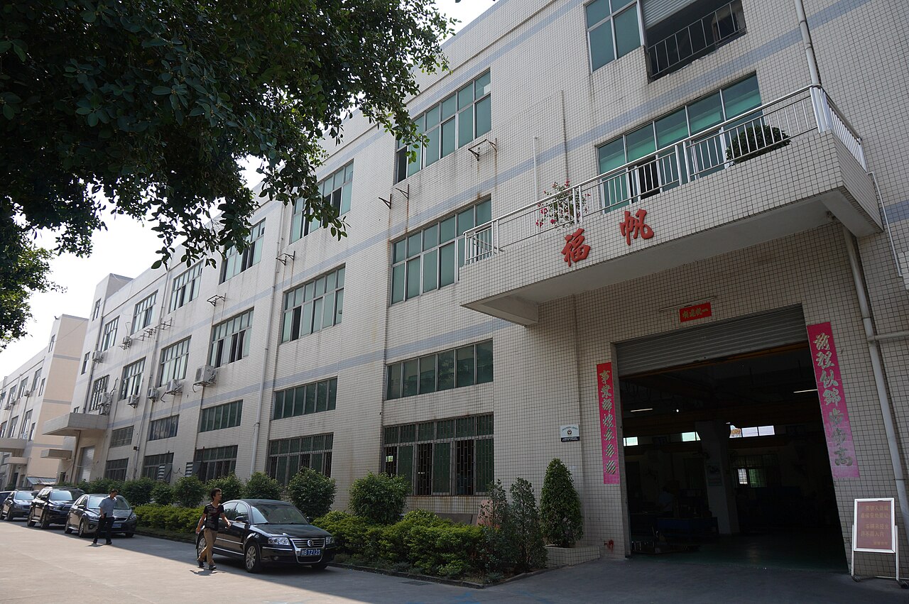 注塑模具结构设计的24种典型方案，是模具工程师日常工作中必须烂熟于心的基本功。从两板模、三板模到热流道模、叠层模，每种结构都有其特定的适用场景与成本考量。以最常见的两板模为例，其结构简单、制造成本低，适用于绝大多数单分型面产品；而三板模则通过增加一块活动板实现点浇口自动脱落，虽然模具高度增加约30%，但能有效避免浇口痕迹，适合外观要求高的薄壁件。实际设计中，模架选择还需结合注塑机吨位、锁模力及顶出行程等参数综合校核，不能只看结构图照搬。