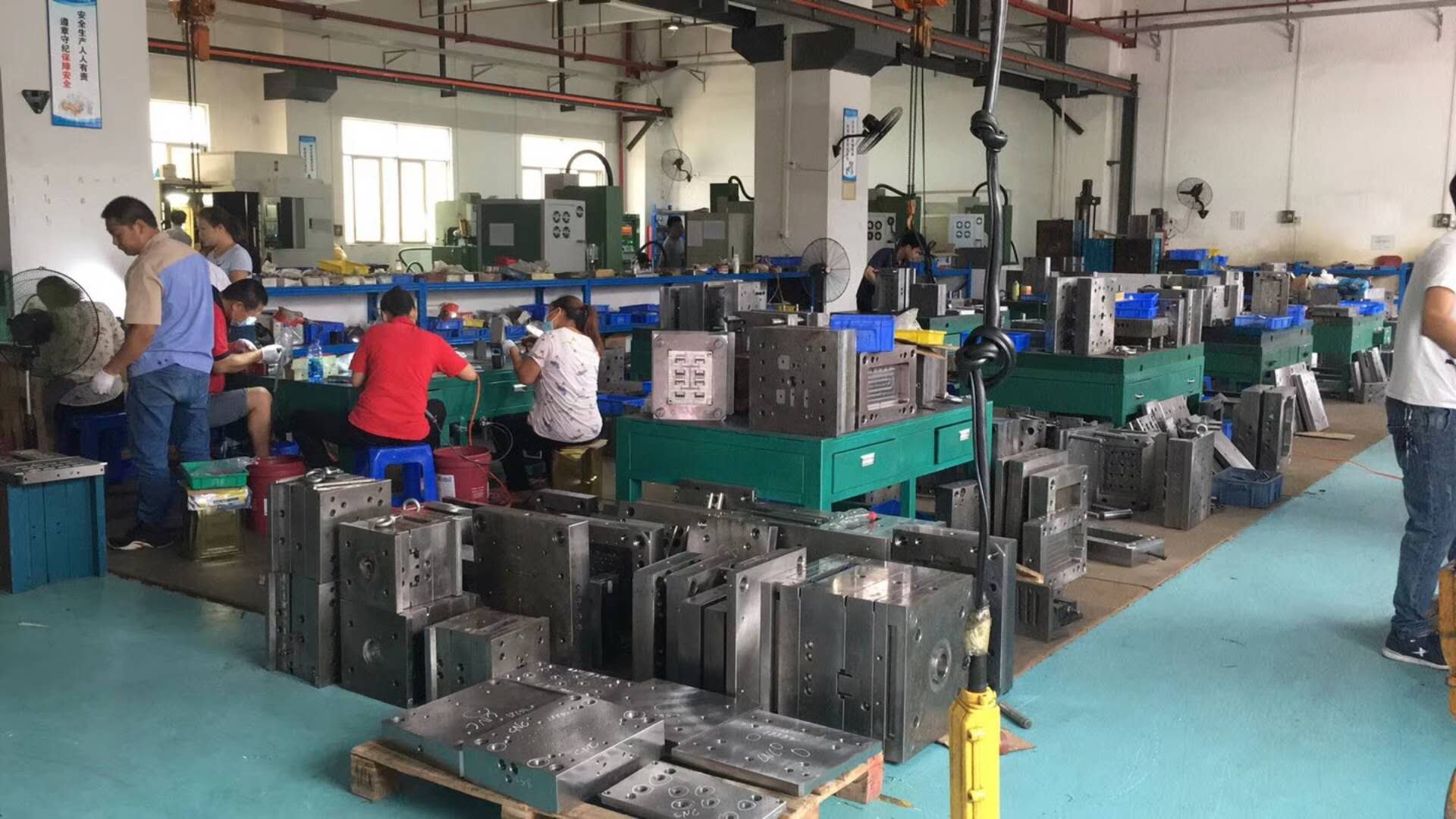 冲压工艺的底层逻辑，说白了就是“力与形”的博弈。压力机把动能转化成静压力，模具的凸凹模间隙决定了材料是流动还是断裂。比如常见的落料工序，凸模进入凹模的瞬间，板料在刃口处产生应力集中，裂纹从上下两个刃口同时扩展，最终形成光亮带和断裂带——光亮带占料厚三分之一左右，断裂带占三分之二，这个比例直接反映模具间隙是否合理。间隙过小，光亮带偏大，模具磨损加剧；间隙过大，毛刺超标，后续打磨成本翻倍。干这行二十年的老师傅，看一眼冲压件的断面颜色，就能判断模具状态，这就是经验的价值。